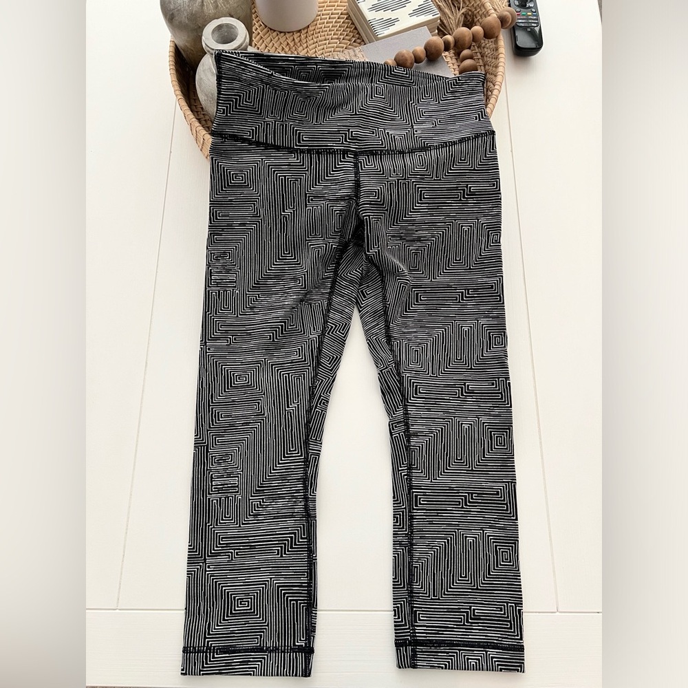 EUC lululemon Crop Pants, size 6